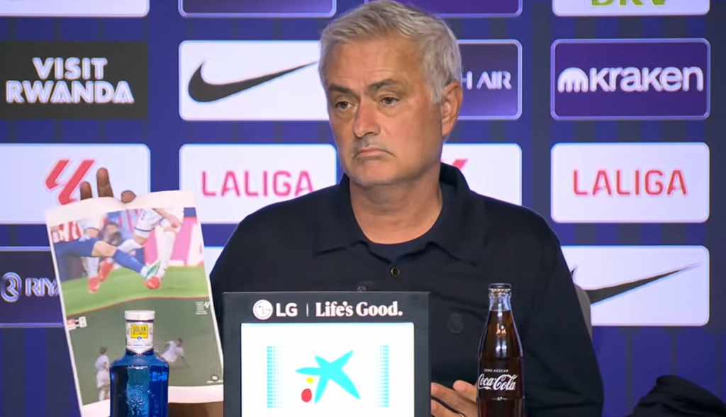 Mourinho e il foglio delle due espulsioni mancate: dopo il derby il Real accusa arbitro, VAR e Liga (VIDEO)
